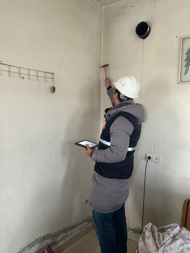 Yıkılmamış binalarda hasar tespiti yapıyorlar