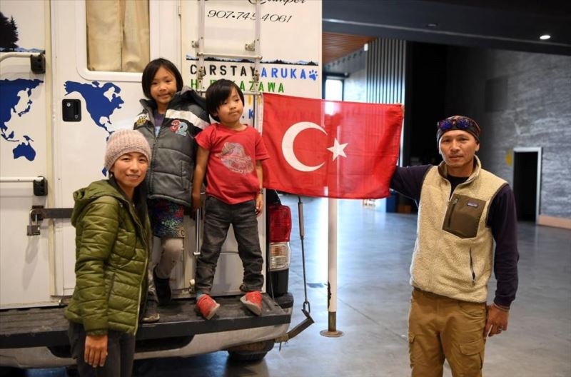 Japon aileden depremzedelere yardım