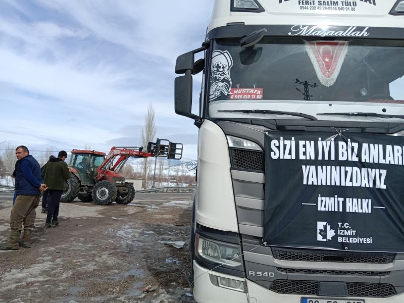 İZMİT BELEDİYESİNİN KAHRAMANMARAŞ’A GÖNDERDİĞİ YEM TIRLARI ÇİFTÇİLERİN YÜZÜNÜ GÜLDÜRDÜ