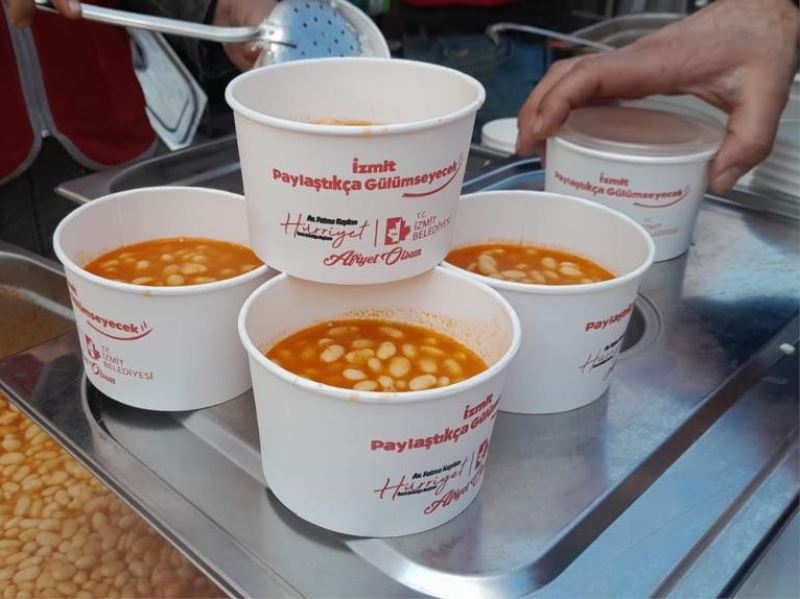 İZMİT BELEDİYESİNİN HATAY’DAKİ AŞEVİNDE 10 GÜNDE 100 BİN KİŞİLİK YEMEK DAĞITILDI