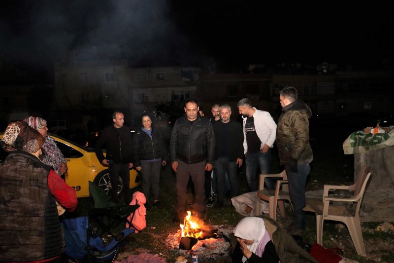 BAŞKAN YILMAZ, ACİL TOPLANMA ALANLARINDA VATANDAŞLARI YALNIZ BIRAKMADI
