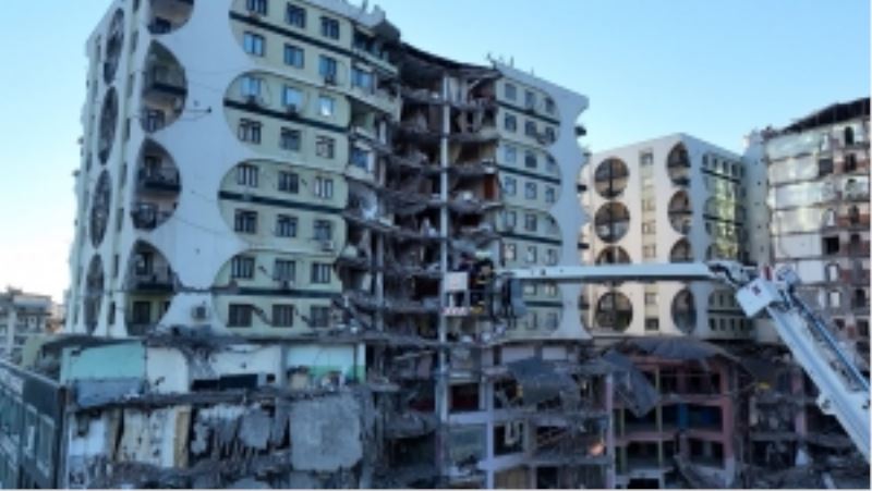 Acil yıkım kararı verilen Galeria sitesindeki evcil hayvanlar için arama-kurtarma çalışması