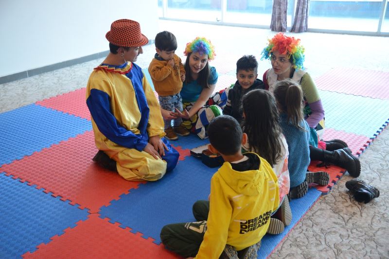 UZMAN EKİPLERİMİZ DEPREMDEN ETKİLENEN AİLE VE ÇOCUKLARIYLA BİR ARAYA GELDİ