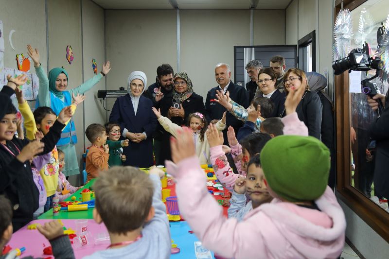 EMİNE ERDOĞAN DEPREM BÖLGESİ NURDAĞI VE İSLAHİYE İLÇELERİNİ ZİYARET ETTİ