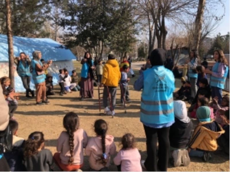 Çadır kentteki çocuklar etkinliklerle depremin etkisinden uzaklaştırılmaya çalışılıyor