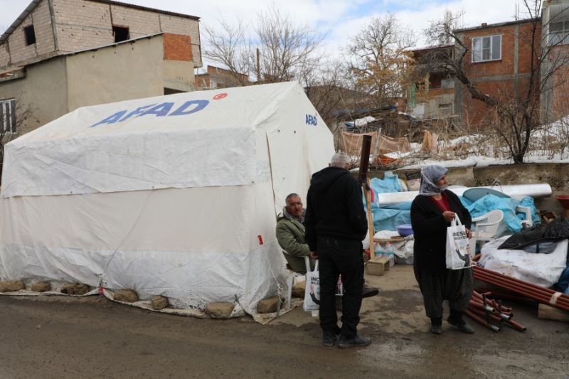İncesu Belediyesi çalışanları ve İncesu halkının desteği ile toplanan kahvaltı malzemeleri ve diğer eşyalar kardeş mahallemiz Ericek halkına teslim edildi.