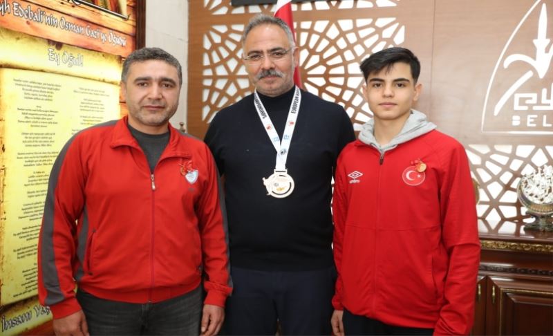 Başkan Kuş, Şampiyon Sporcuyu Ödüllendirdi