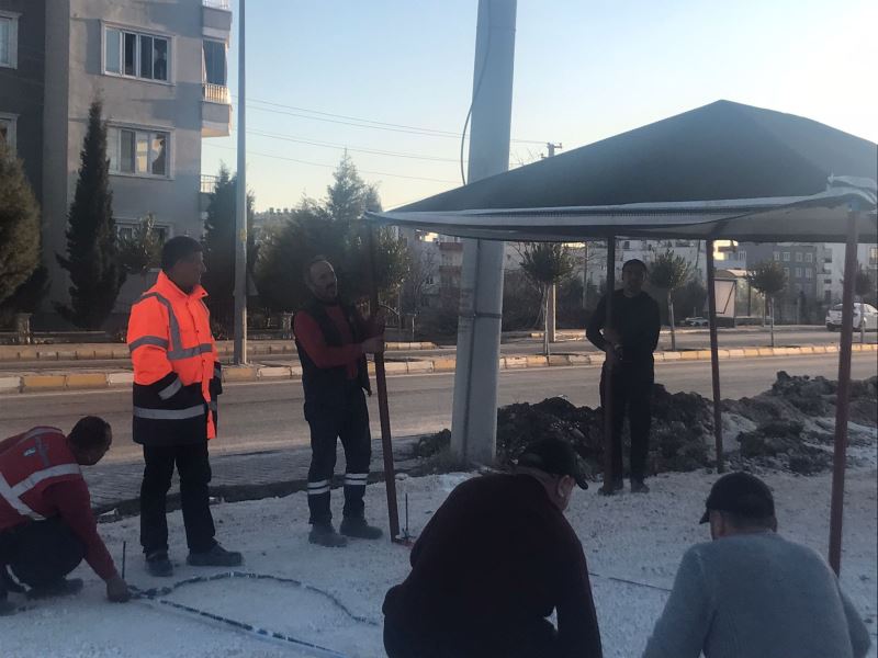 İZMİT BELEDİYESİ, ADIYAMAN ÇADIRKENT’TE KIL ÇADIRLARIN KURULUMUNA BAŞLADI