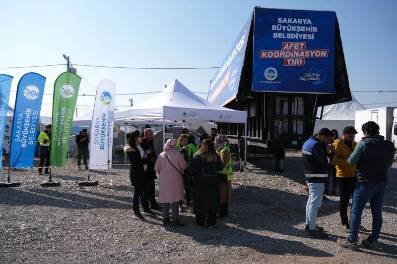 Büyükşehir deprem çocuklarının yüzünde tebessüm oldu