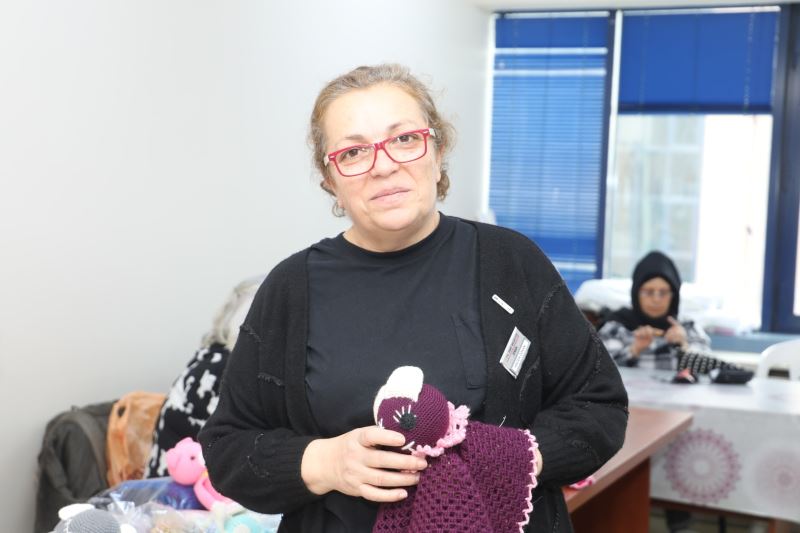 İZMEK’Lİ KADINLAR AFETZEDELER İÇİN EL EMEĞİ ÜRÜNLER ÜRETİYOR