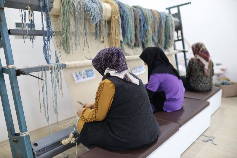 TARİHİ TAŞPINAR HALISI KADIN AKTİVİTE MERKEZİ’NİN KURSLARI İLE GELECEK NESİLLERE TAŞINIYOR