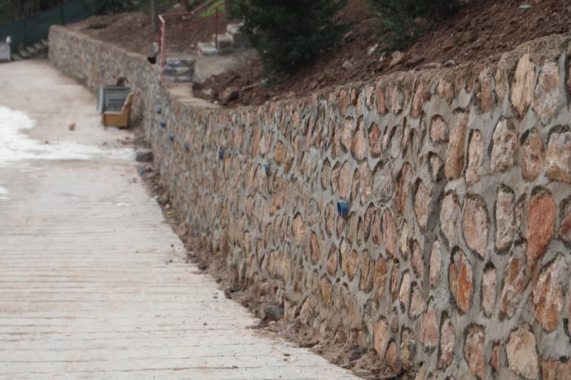 İZMİT BELEDİYESİNDEN BAHAR SOKAĞA YENİ TAŞ DUVAR