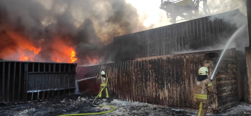 İSKENDERUN LİMANI’NDAKİ YANGINDA SOĞUTMA ÇALIŞMALARI SÜRÜYOR