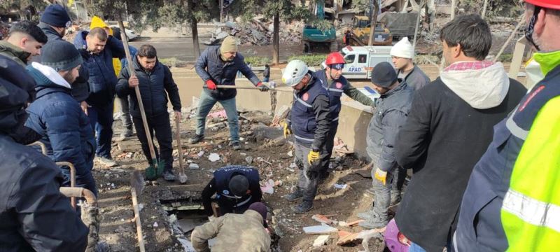 Büyükşehir itfaiyesi deprem bölgesinde hayat kurtarmaya devam ediyor