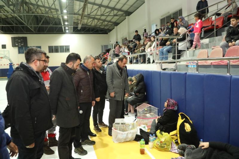 Belediye Başkanımız Av. Mustafa İlmek, Kapalı Spor Salonunda oluşturulan toplanma merkezinde