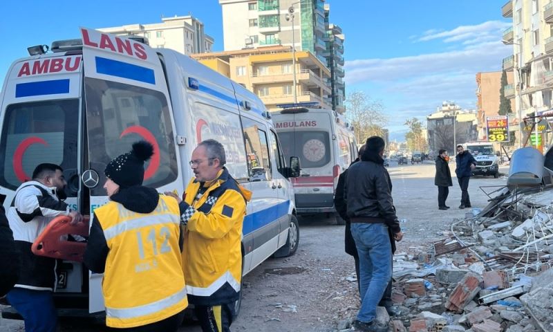 Enkazdan Sağ Kurtarılan Vatandaşı Hastaneye Ulaştırdık
