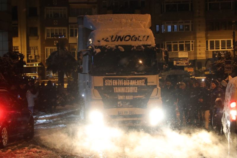 İZMİT BELEDİYESİ YARDIM NOKTALARINDAN DEPREM BÖLGESİNE 13 TIR YARDIM GÖNDERİLDİ