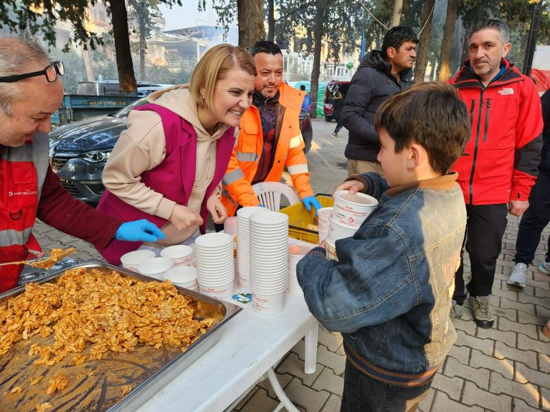 DEFNELİ VATANDAŞLAR, BAŞKAN HÜRRİYET’İN ARACILIĞIYLA İZMİTLİLERE SELAMLARINI GÖNDERDİ