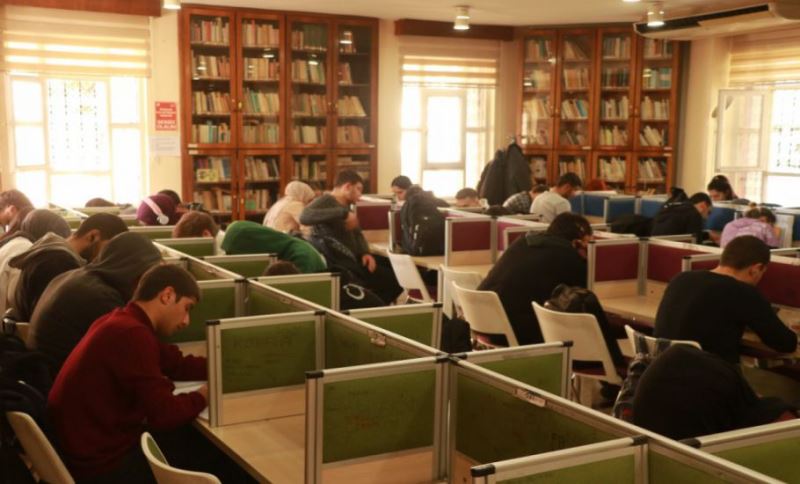 Depremzede Öğrenciler, Büyükşehir Kütüphanelerinde Sınavlara Hazırlanıyor