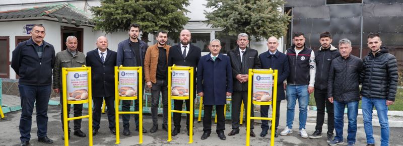 KUMBARAYA ATILAN EKMEKLER CAN DOSTLARIMIZI DOYURACAK