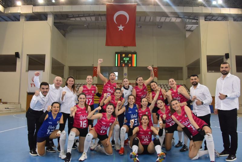 “BİZİM KIZLAR”  ÇEYREK FİNALLERDEKİ İLK GALİBİYETİNİ ALDI