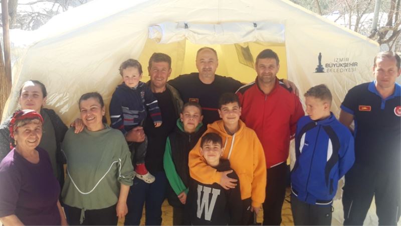 İzmir’in itfaiye personeli depremde evi yıkılan askerlik arkadaşının yardımına koştu