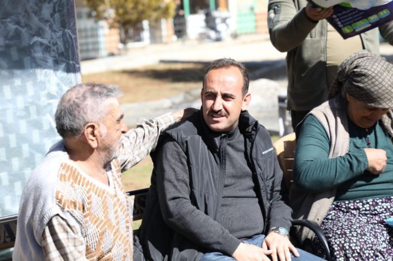 Sizi güçsüz bir halde yaratan, güçsüzlükten sonra size kuvvet veren, kuvvetli döneminizden sonra sizi tekrar güçsüz ve saçı başı ağarmış ihtiyar hâline getiren Allah