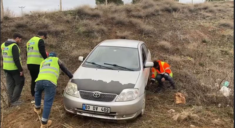 İZMİT BELEDİYESİ EKİPLERİ AFET BÖLGESİNDE YOLDAN ÇIKAN ARACI KURTARDI