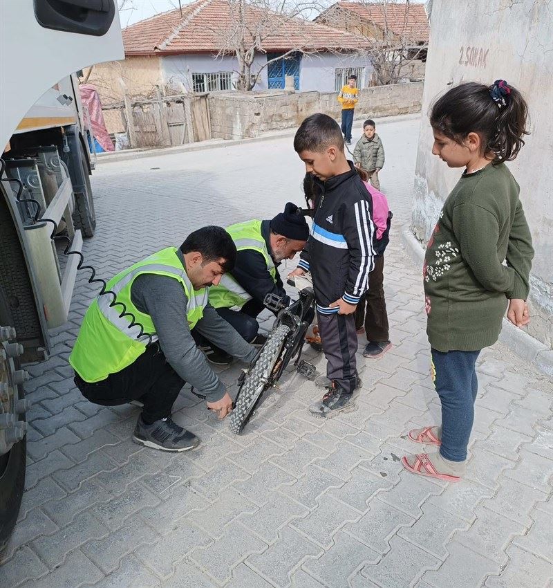 “Dünyayı verelim çocuklara hiç değilse bir günlüğüne, allı pullu bir balon gibi verelim oynasınlar”