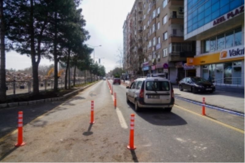 Yıkılan Galeria sitesi önündeki yolun tek şeridi trafiğe açıldı