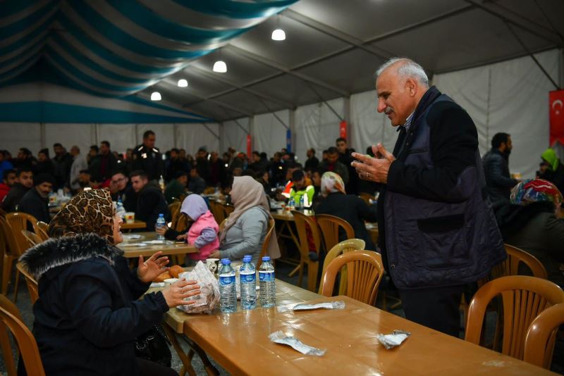 BAŞKAN ZORLUOĞLU ELBİSTANLILARI RAMAZANDA DA YALNIZ BIRAKMADI
