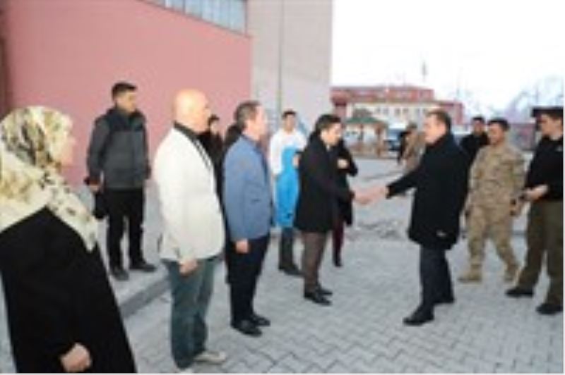 Vali/Belediye Başkan Vekilimiz Sayın İdris AKBIYIK, Ramazan ayının ilk iftarını depremden etkilenen vatandaşlarımızla ve öğrencilerle birlikte yaptı