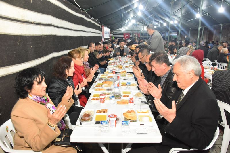 MİLLETVEKİLİ YAŞAR TÜZÜN İFTARINI BOZÜYÜKLÜ HEMŞEHRİLERİ İLE BİRLİKTE AÇTI