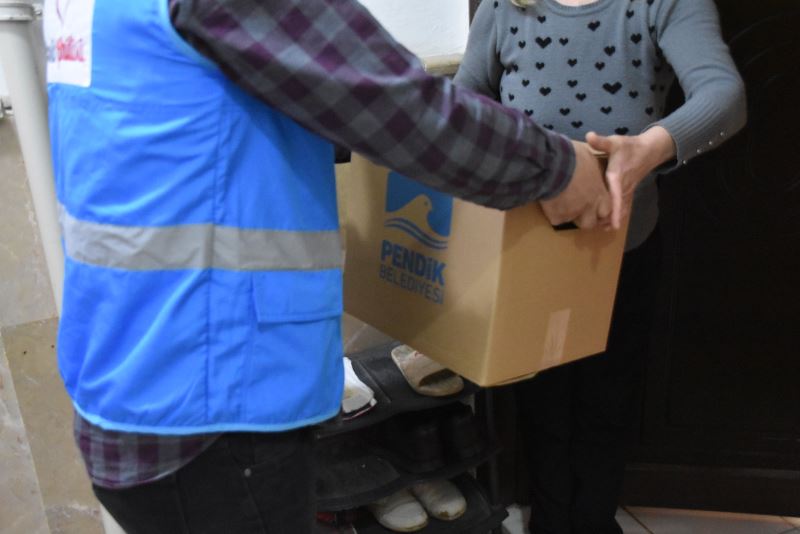 İhtiyaç sahibi ailelere gıda kolisi dağıtılıyor