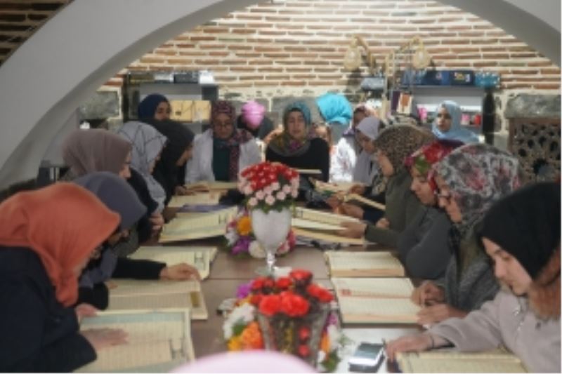 Depremde hayatını kaybedenler için hatim okunuyor