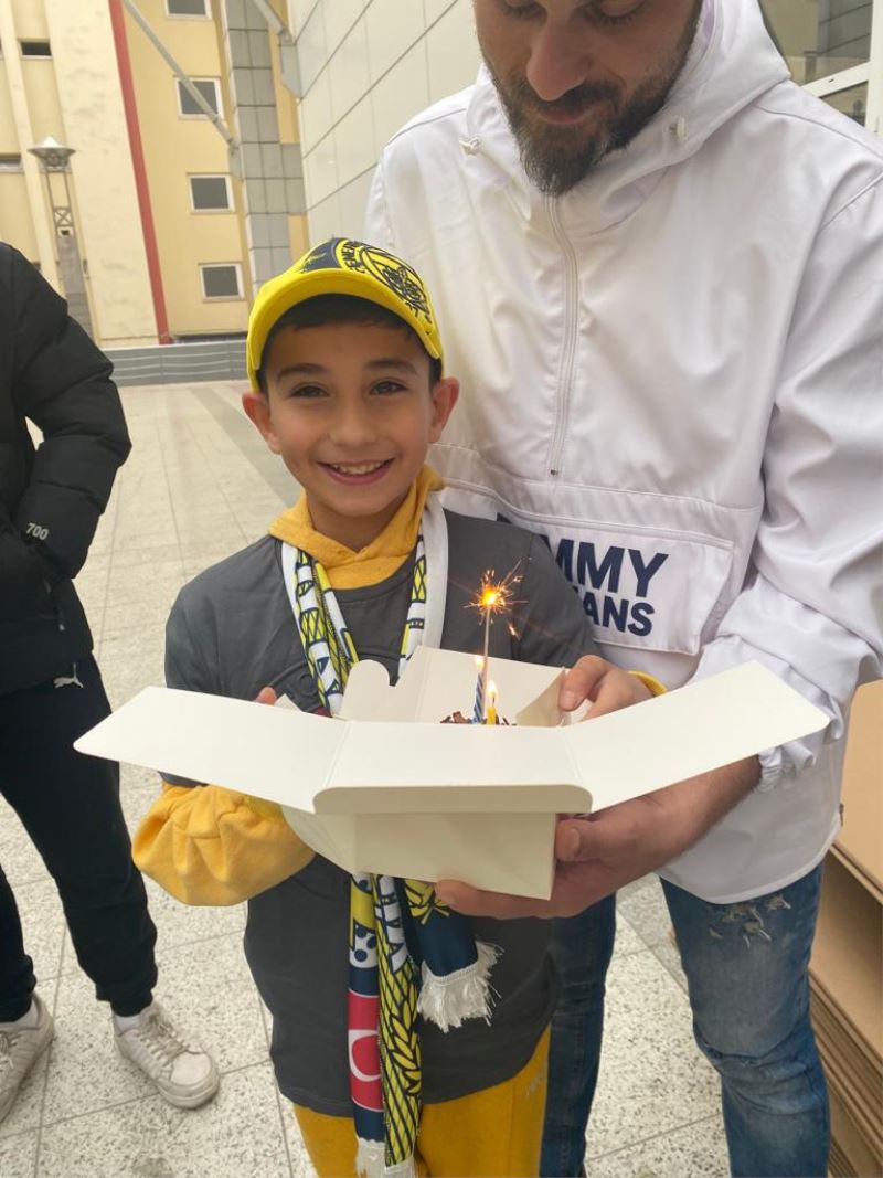 İZMİT HALKINDAN ŞANLIURFA’DAN GELEN MİNİK EMİN’E DOĞUM GÜNÜ SÜRPRİZİ