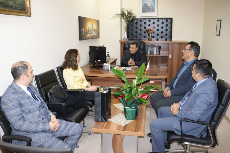 İZMİT BELEDİYESİNDEN İL HALK KÜTÜPHANESİNE ZİYARET