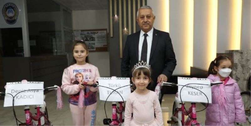 SIFIR ATIK YARIŞMASI KAZANANLARINA ZEYBEK BAŞKAN´DAN ÖDÜL