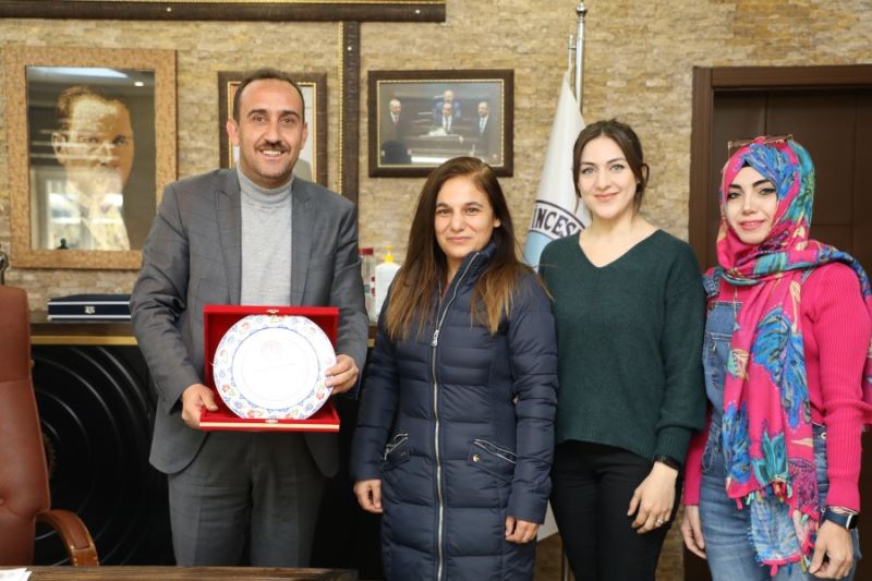 Namık Kemal Anaokulu Müdürü Elif Gültekin ve değerli öğretmenlerimiz, okula sağladığı katkılardan dolayı Belediye Başkanımız Av. Mustafa İlmek