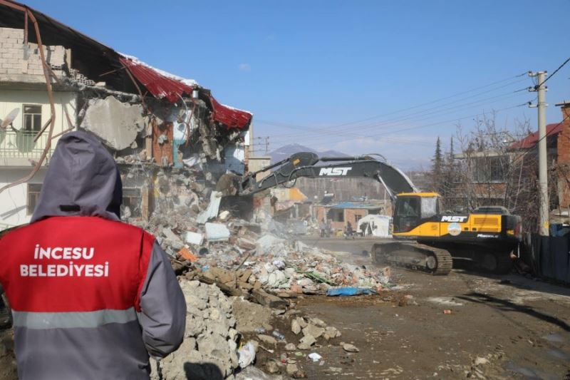 İncesu Belediyesi Fen İşleri ekibimiz enkaz kaldırma çalışmaları kapsamında depremin yıktığı Kahramanmaraş