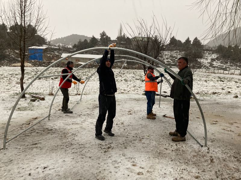 İZMİT BELEDİYESİ, ÇADIR İHTİYACI OLAN KÖYLERİ UNUTMUYOR