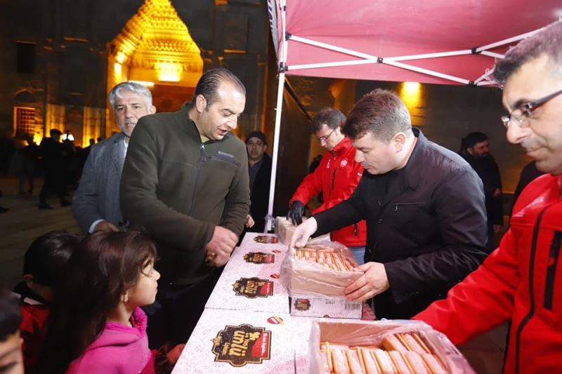 AKSARAY BELEDİYESİ BERAT KANDİLİ DOLAYISIYLA AKSARAY’DA VE KARDEŞ ŞEHRİMİZ KAHRAMANMARAŞ’DA İKRAMLARDA BULUNDU