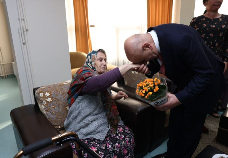 Başkan Altınok huzurevinde Kadınlar Günü’nü kutladı
