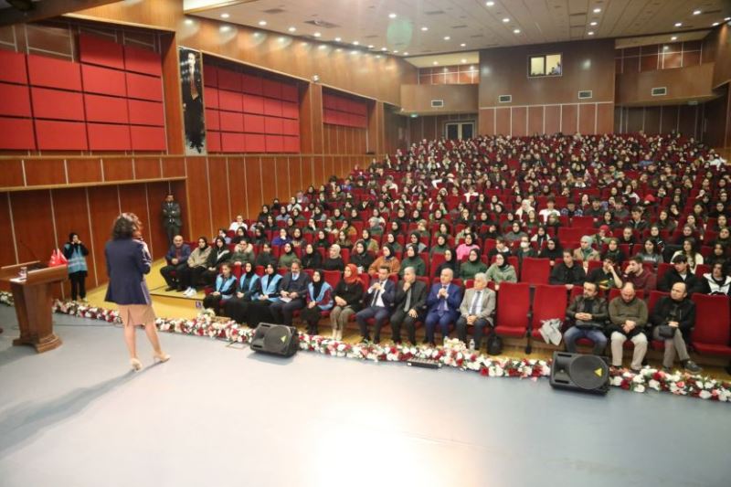 SINAV KAYGISI VE STRESİ YENMEK KONULU KONFERANSLAR DÜZENLENDİ
