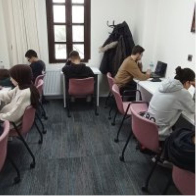 Deniz manzarası eşliğinde ders çalışma imkanı