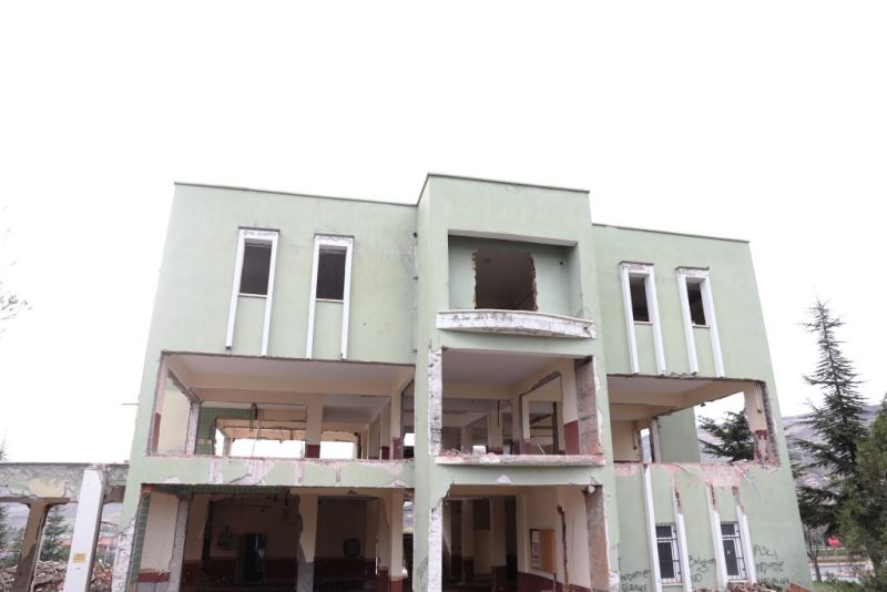 BAŞKAN ÇOLAKBAYRAKDAR; “MERKEZ, YENİ HALİYLE GENÇLERİN YENİ UĞRAK MEKÂNI OLACAK”