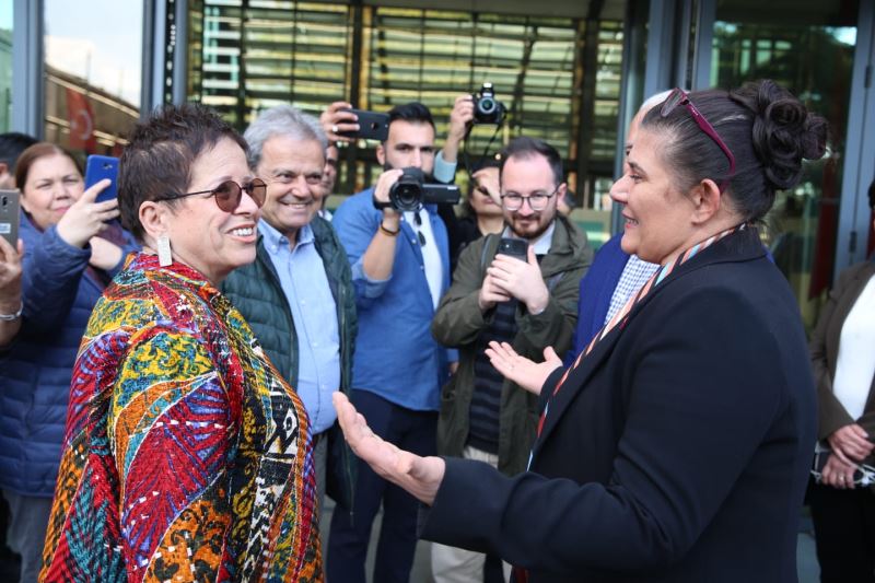 RESSAM ABACIOĞLU, CAZ DOLU RESİMLERLE AYDIN BÜYÜKŞEHİR BELEDİYESİ TEKSTİL PARK SANAT GALERİSİ’NDE