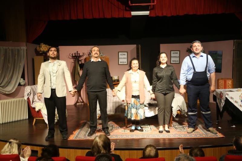 Oyun Büyük İlgi Görüyor, Oyuncular Sahne Alıyor