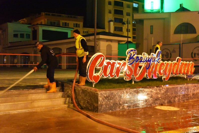 ANA CADDE KALDIRIMLARI İLE DURAKLAR TAZYİKLİ SUYLA YIKANARAK BAYRAMA HAZIRLANDI