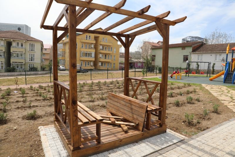 AÇILIŞI YAPILMADAN TAHRİP EDİLEN PARK İÇİN MUHTARLARDAN TEPKİ